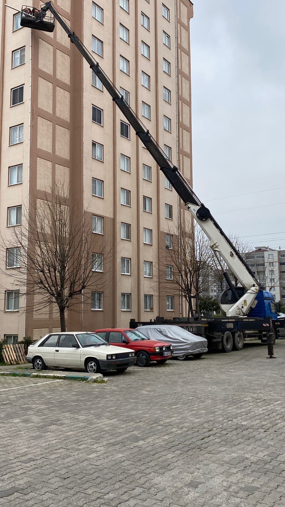 Bursa vinç kiralama hizmeti kapsamında şantiye sahasında ağır kaldırma çalışması