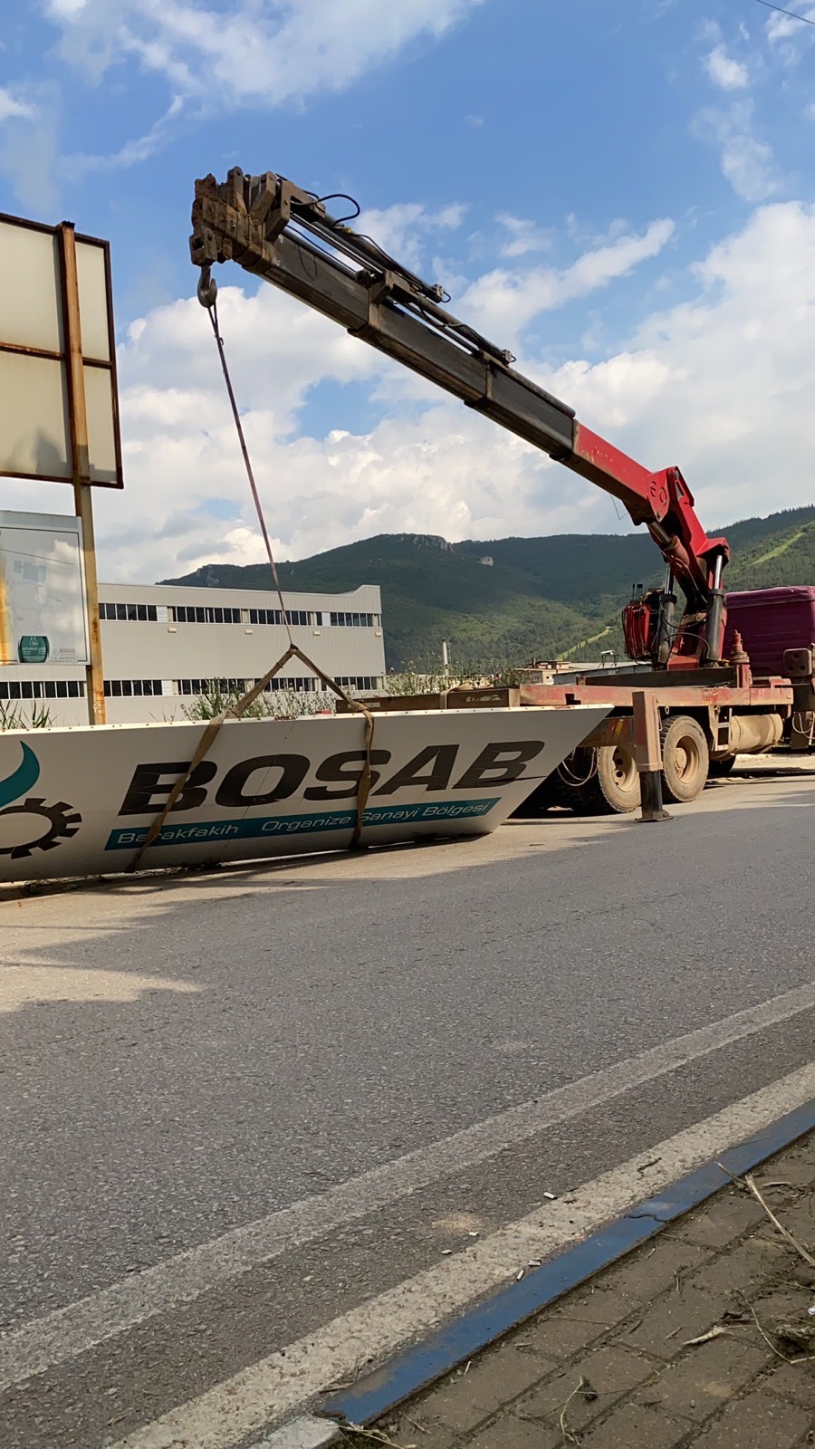 Bursa tabela kaldırma vinç çalışması