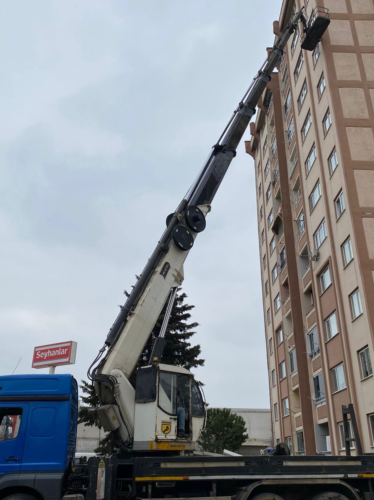 Bursa sepetli vinç hizmeti ile betonarme yapı montaj çalışması