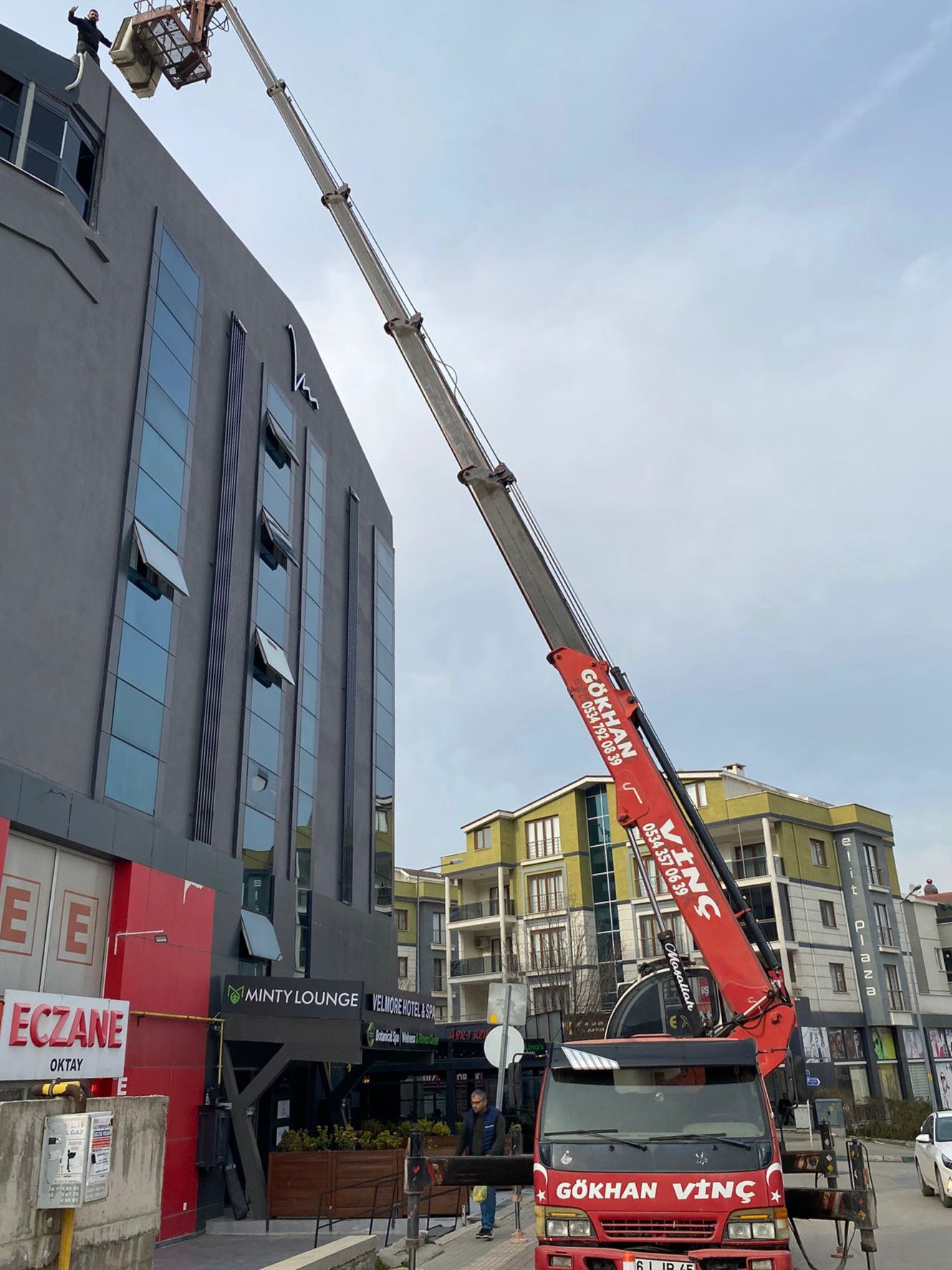 Gökhan Vinç ile çelik konstrüksiyon saha kaldırma operasyonu