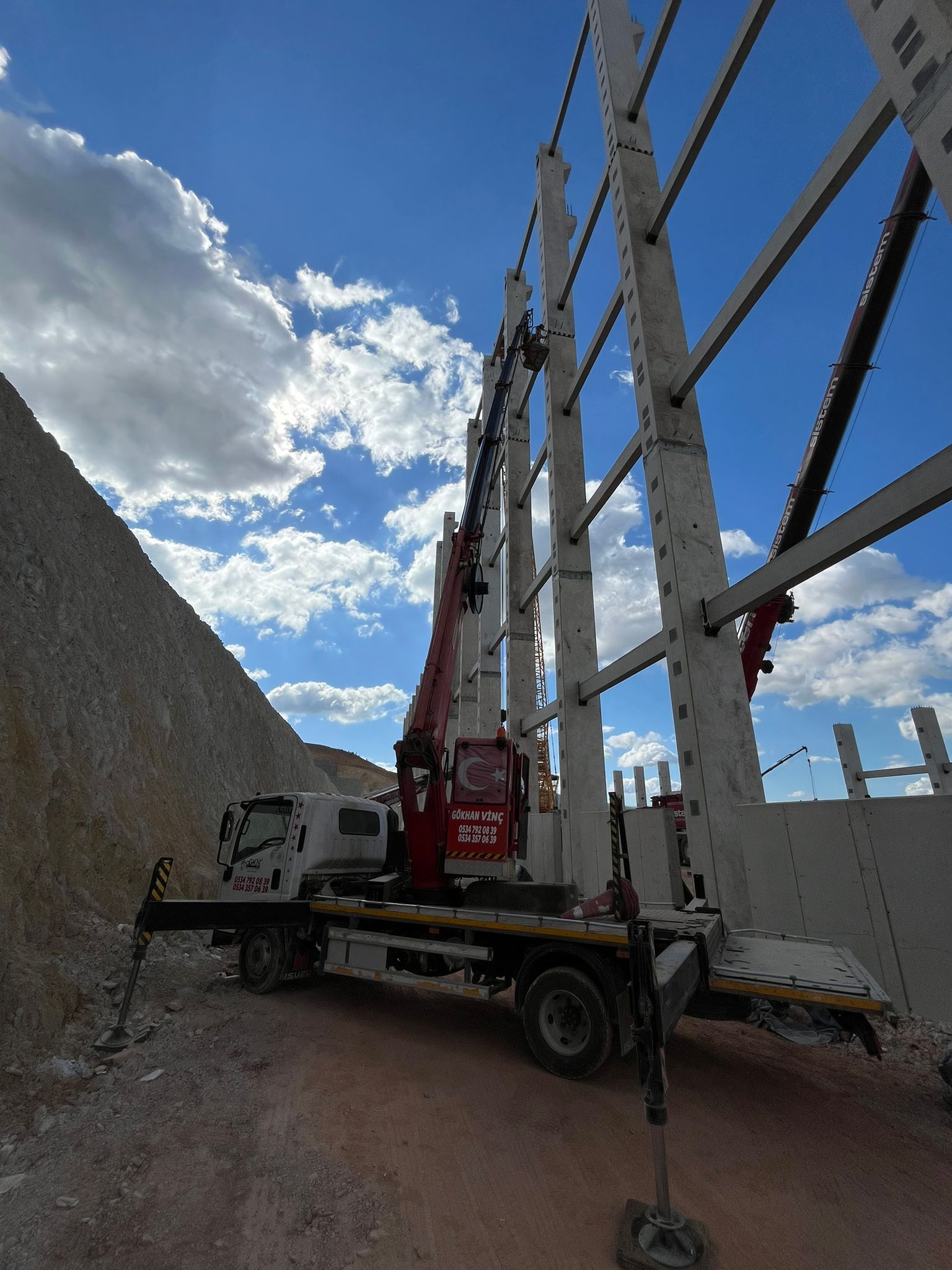 Yüksek katlı bina için Bursa vinç kiralama dış cephe hizmeti