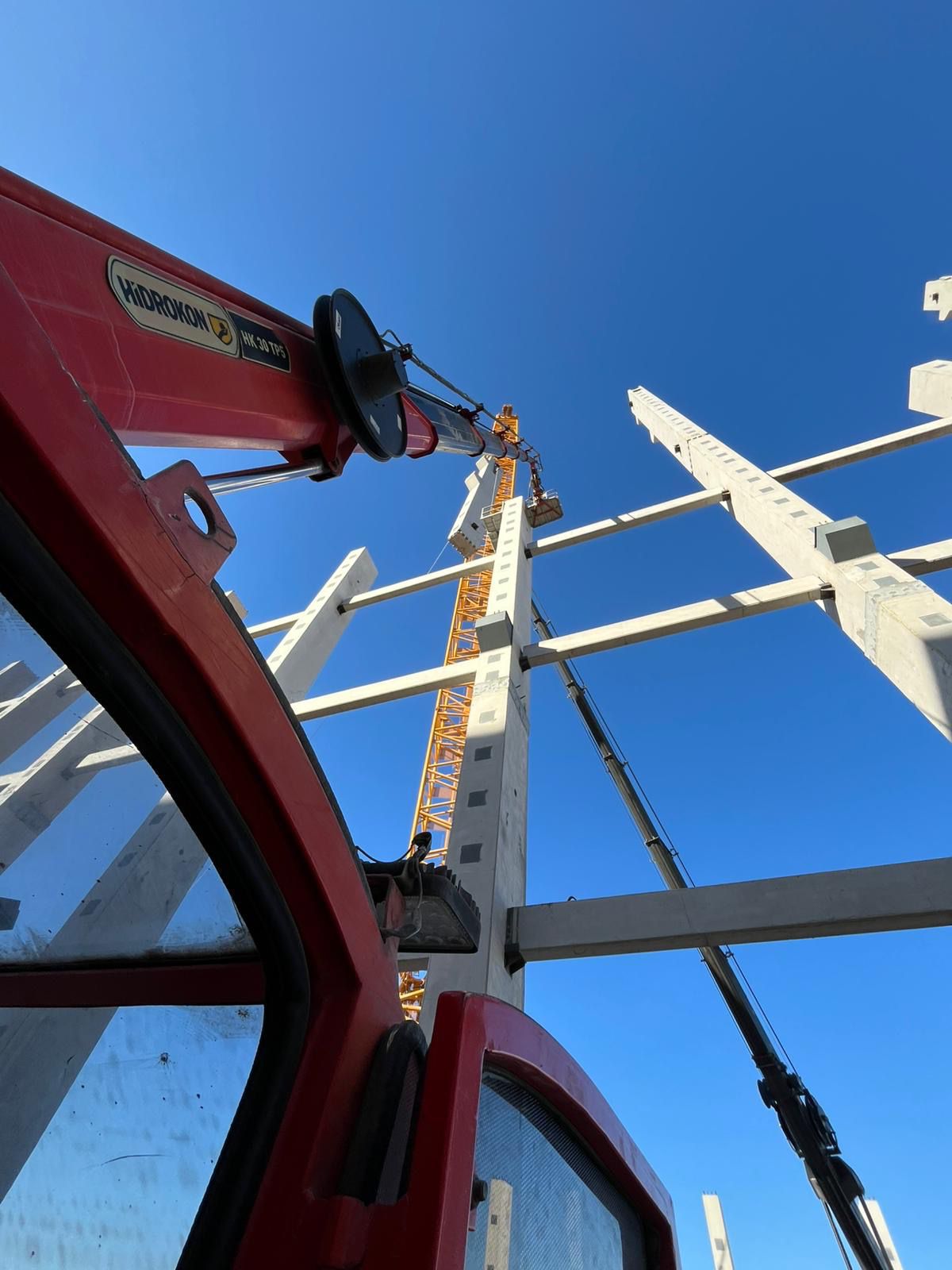 Apartman dış cephe erişiminde kullanılan profesyonel sepetli vinç