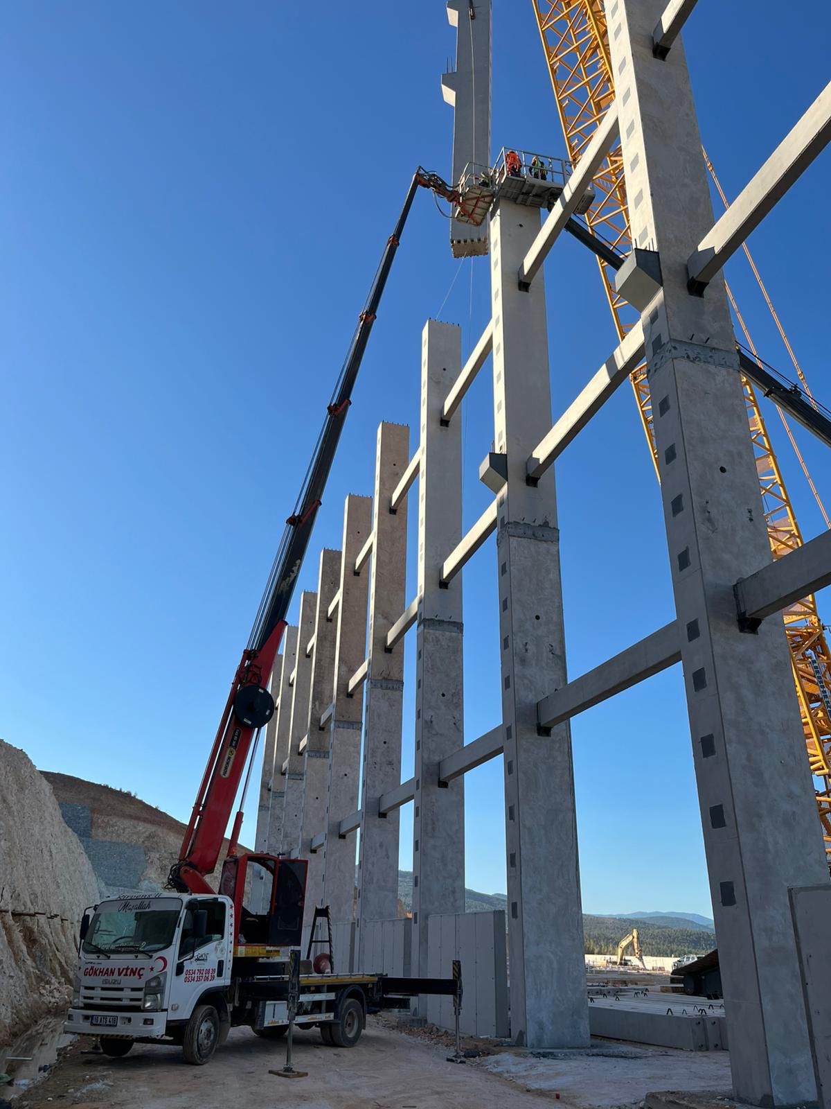 Ticari yapı cephesinde gerçekleştirilen sepetli vinç operasyonu